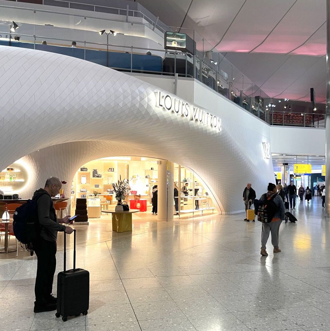 A Louis Vuitton elegáns kávézójában minden a luxusról szól