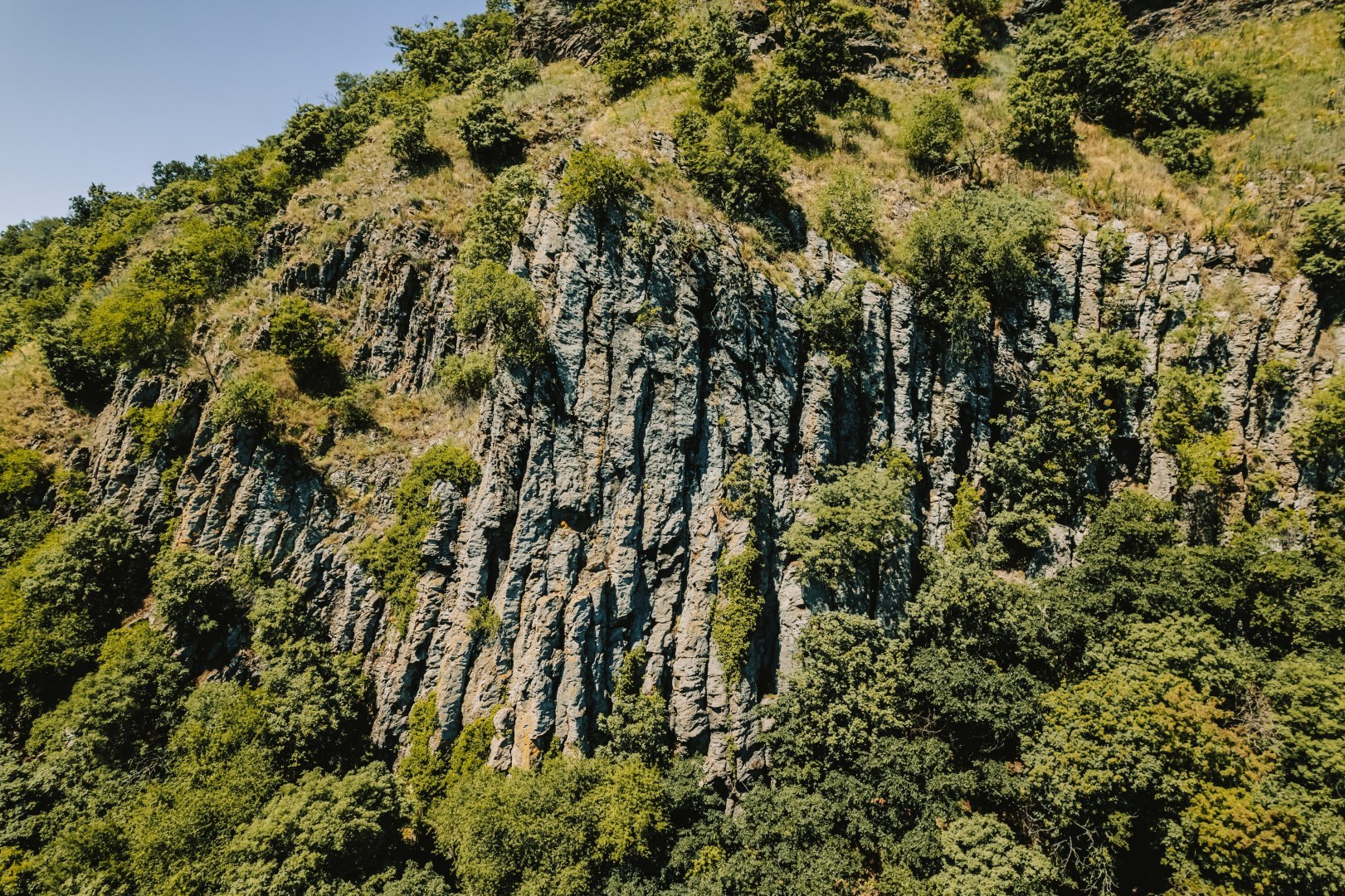 Natural basalt columns on Badacsony Hill, a striking volcanic rock formation and popular hiking attraction near Lake Balaton, Hungary.  Másolás