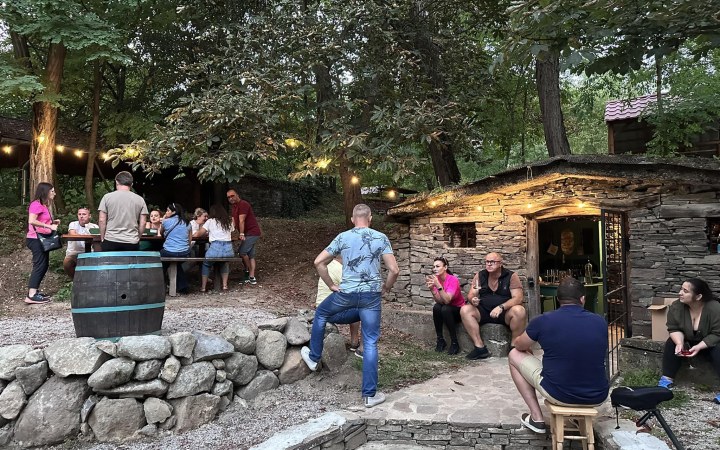 Bányácski bokróstoló zsíroskenyérrel és hagymával a kisgéresi pincesoron
