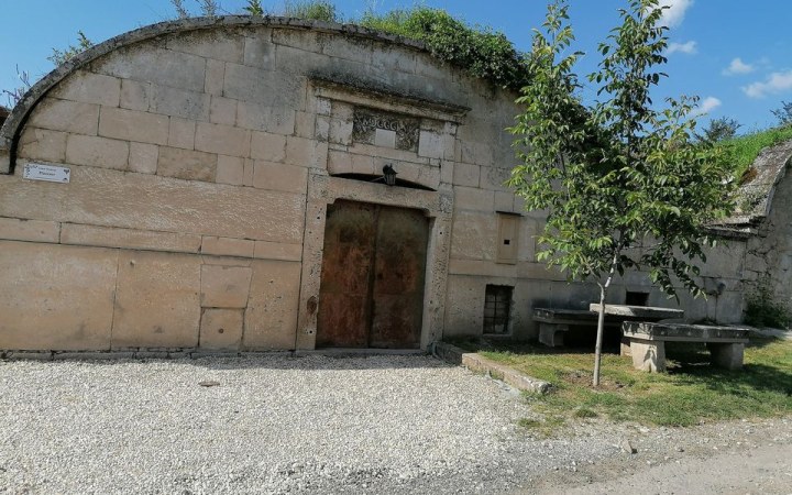 Bibok borkóstoló a sóskúti mészkőpincében