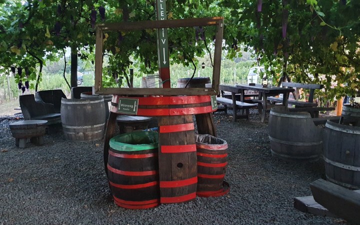 Dobosi-Stier borkóstoló a családias fröccsteraszon