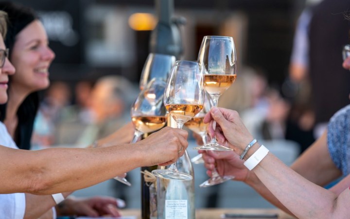 Eichenwald wine tasting with current vintages on the sun terrace