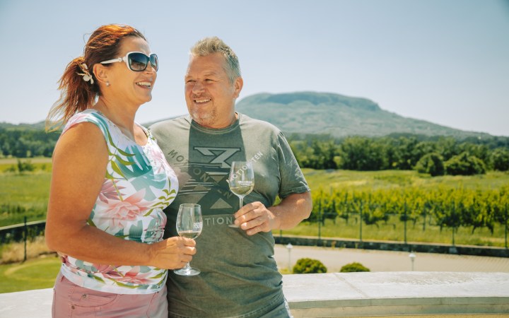 Fischer borkóstoló a tanúhegyek ölelésében