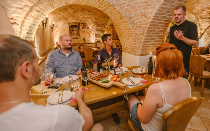 Gergen borkóstoló a török kori pincében