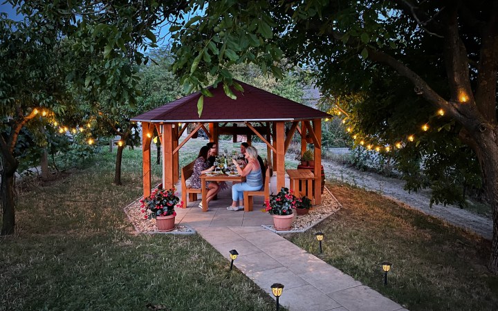 Hartenstein borkóstoló az Ebhegyen hangulatos környezetben