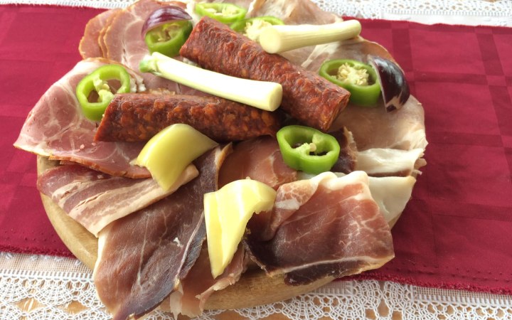 Hévíz Borpince wine tasting in a retro-style wine cellar