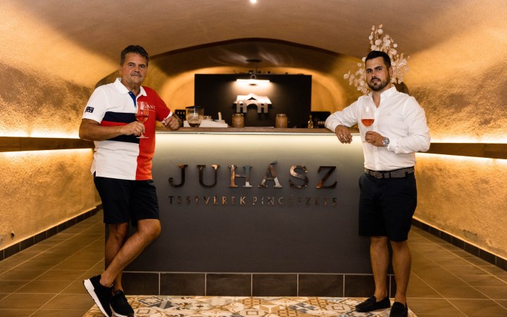 Juhász Testvérek borkóstoló alap sorral a Szépasszony-völgyben