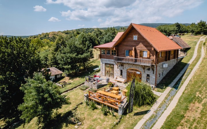 Mándli wine tasting halfway between two wine regions
