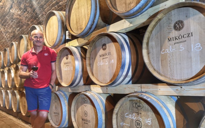 Mikóczi borkóstoló a borpajtában