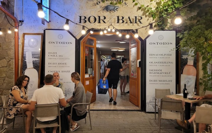 Ostoros borkóstoló a Szépasszony-völgy Borzbárjában