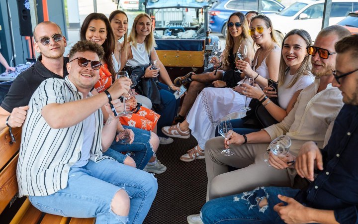 Paulus borkóstoló a borászat mediterrán hangulatú verandáján