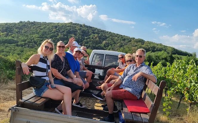 Polgár dűlőtúra Zoli bácsi történeteivel a termőföldtől a pohárig