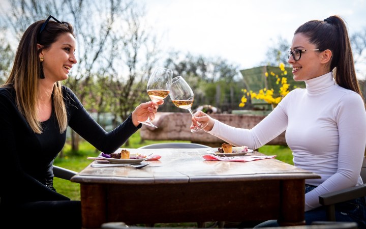 Stelázsi borkóstoló a népszerű etyeki kézműves pincészetnél házi finomságokkal