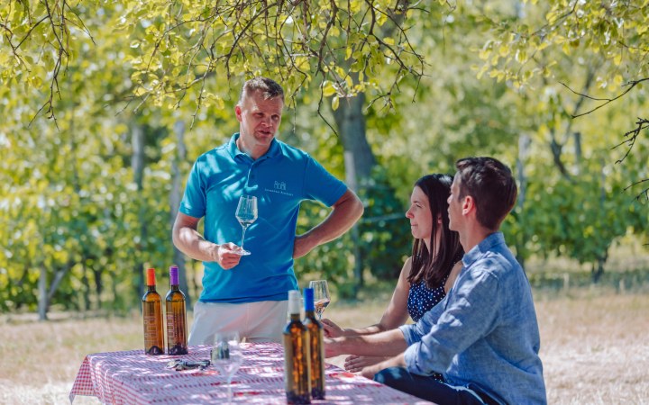 Szabadkai borkóstoló a kis régi présházban