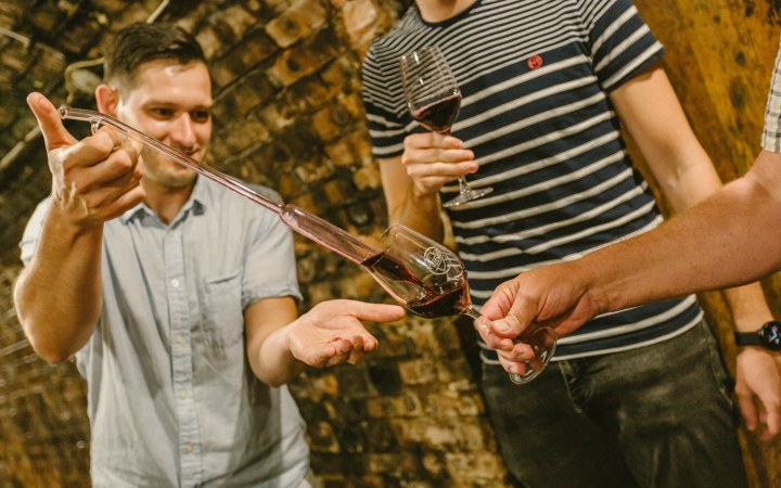 Szemes borkóstoló hordóból kóstolással