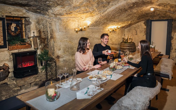 Taverna borkóstoló a romantikus Dézsmaház utcában Budapesten