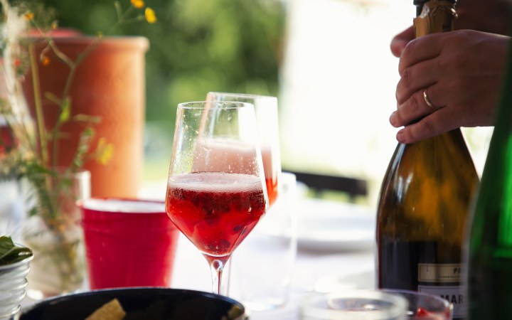 Adam-Mühle borkóstoló négy női kéz alkotta fehér borral a történelmi középkori malom épületében