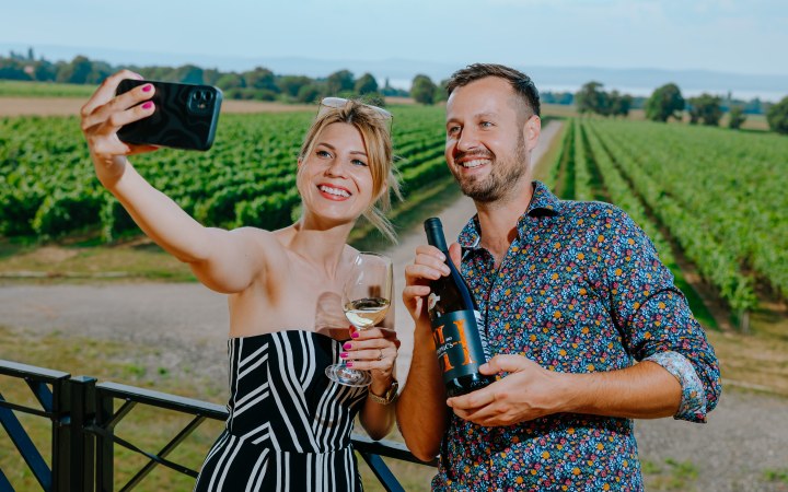 Androsics borkóstoló a hatalmas kóstolóteraszon, balatoni panorámával