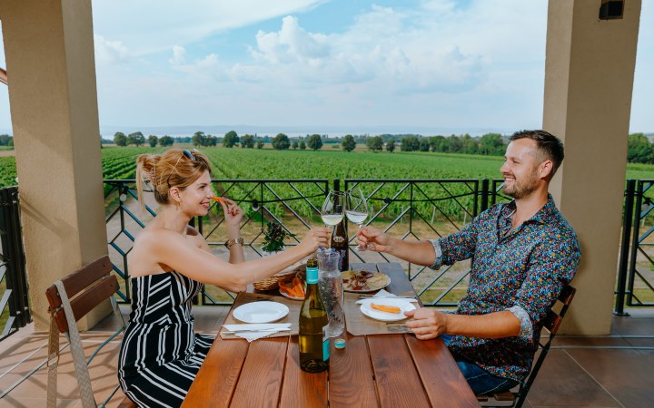 Androsics borkóstoló a hatalmas kóstolóteraszon, balatoni panorámával