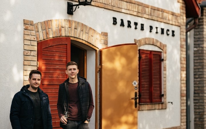 Barth borkóstoló az unokatestvérek által üzemeltetett Hajósi borospincében galéria kép