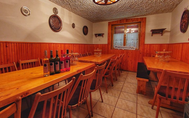 Barth borkóstoló az unokatestvérek által üzemeltetett Hajósi borospincében galéria kép