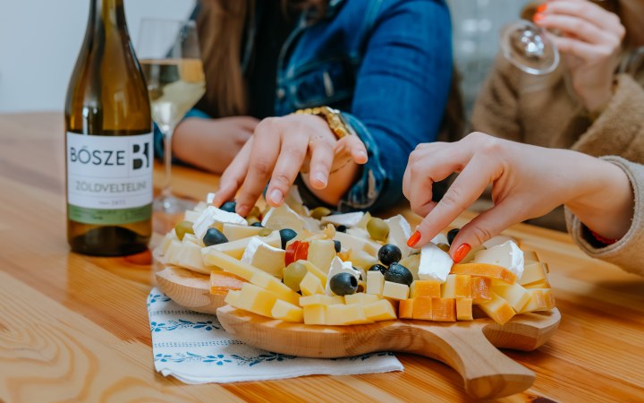 Bősze borkóstoló a vadonatúj ászári pincészetben