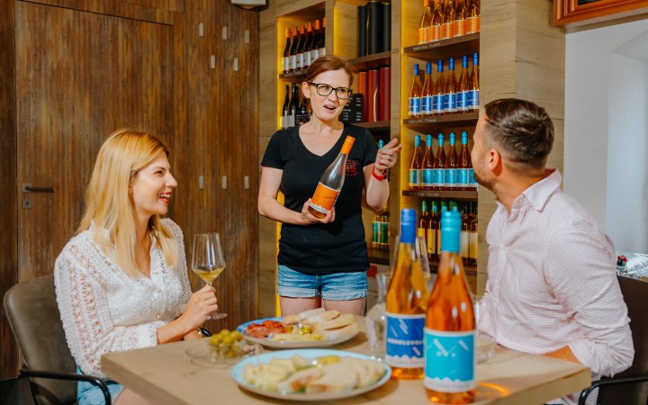 Dézsma wine tasting with amber wine at the modern wine bar