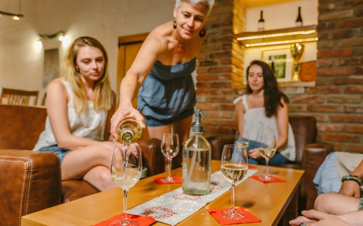 Dóka Éva borkóstoló egy ipari műemléki épületben galéria kép