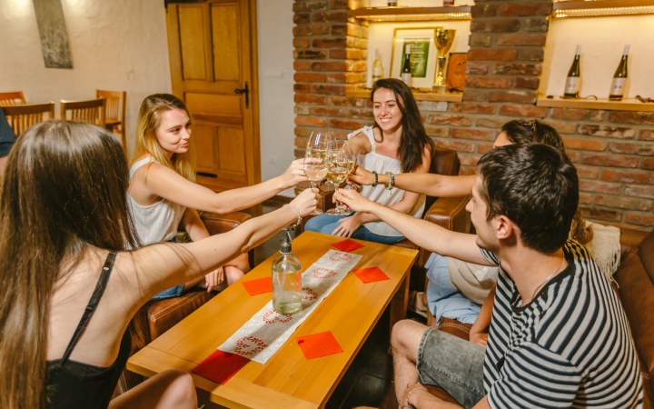 Dóka Éva borkóstoló egy ipari műemléki épületben galéria kép