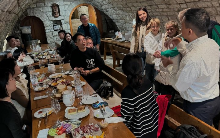 Espák borkóstoló a hercegkúti „Hobbit-házak” között galéria kép