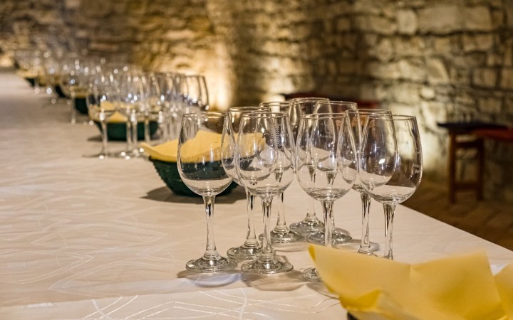 Figula borkóstoló a háttérben napfénytől csillogó Balatonnal és egyedi pincestílussal galéria kép