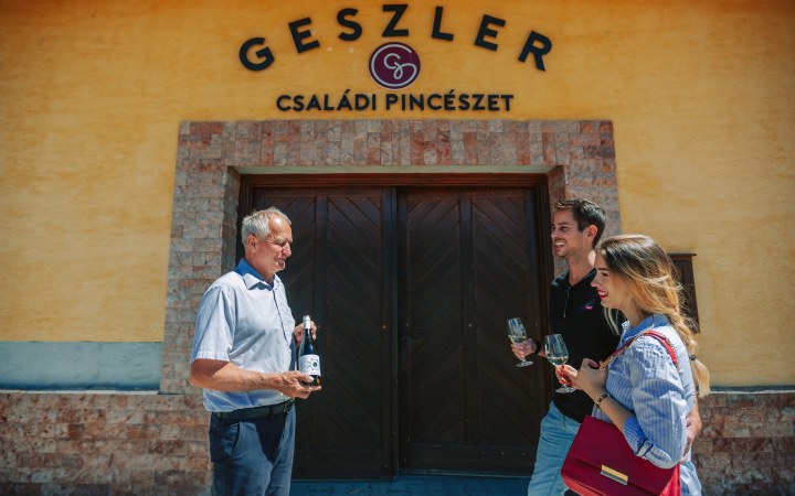 Geszler borkóstoló móri ezerjóval és borkorcsolyával