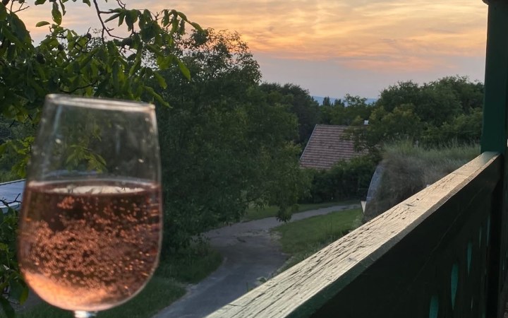 Hartenstein borkóstoló az Ebhegyen hangulatos környezetben