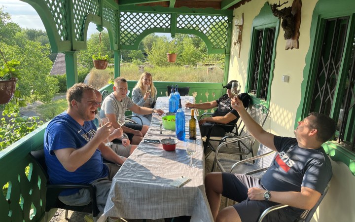 Hartenstein borkóstoló az Ebhegyen hangulatos környezetben