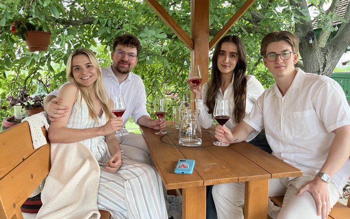 Hartenstein borkóstoló az Ebhegyen hangulatos környezetben