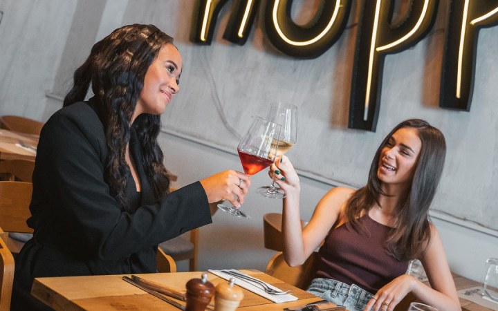Hoppá! Bistro borkóstoló Magyarország legnevesebb pincészeteinek különleges boraiból felépítve galéria kép