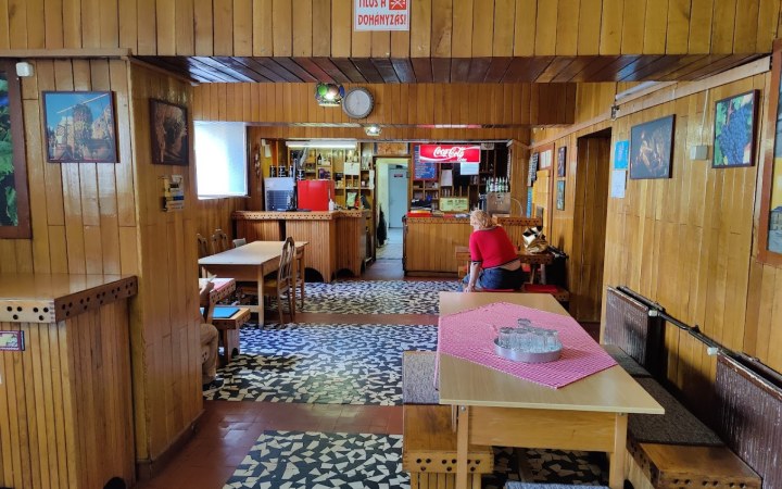 István Pince wine dinner with Hungarian dishes and retro atmosphere