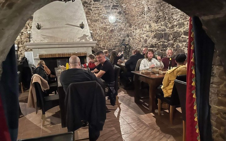 Helmeczium borkóstoló a középkori Csonkavár pincéjében galéria kép