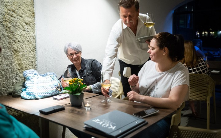 Küvé borkóstoló a Szépasszony-völgy bisztrójában galéria kép