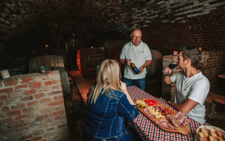 Mándli wine tasting halfway between two wine regions