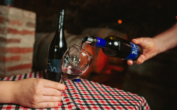 Mándli wine tasting halfway between two wine regions