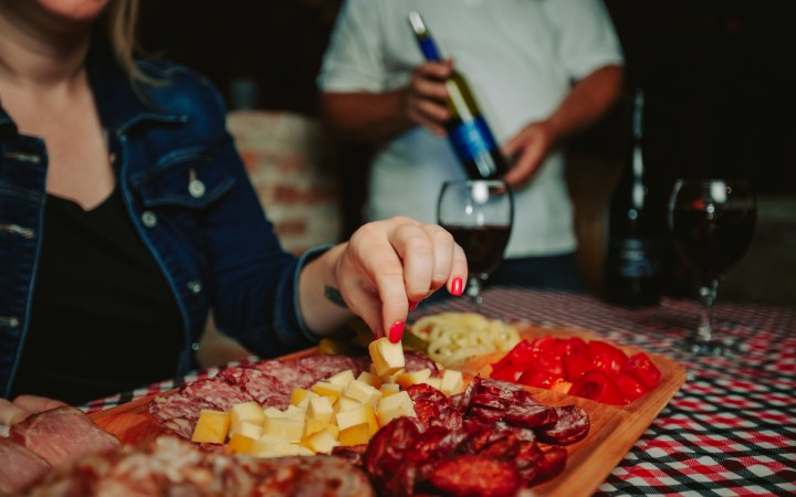 Mándli wine tasting halfway between two wine regions