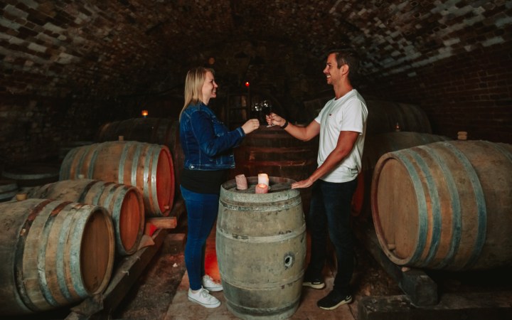 Mándli wine tasting halfway between two wine regions