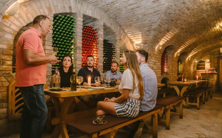Megyeri Fivérek borkóstoló borvacsorával a szakrális jellegű borkápolnában galéria kép
