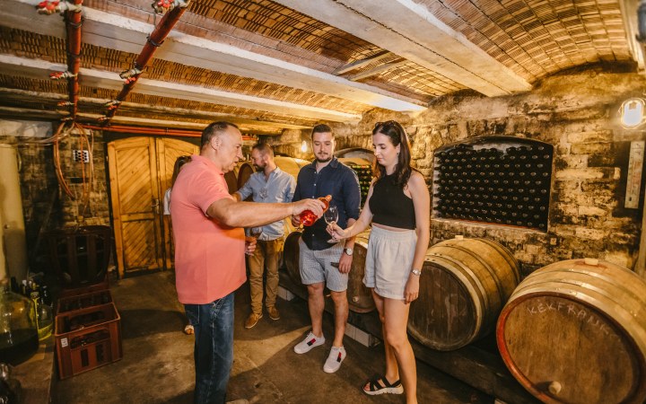 Megyeri Fivérek borkóstoló borvacsorával a szakrális jellegű borkápolnában galéria kép