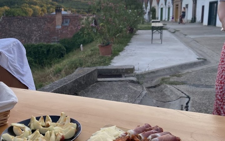 Mikeházi borkóstoló a Villánykövesdi Történelmi Pincesoron galéria kép