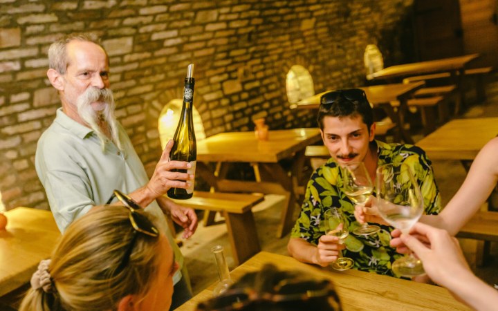 Nyári borkóstoló kilátással a tanúhegyekre galéria kép