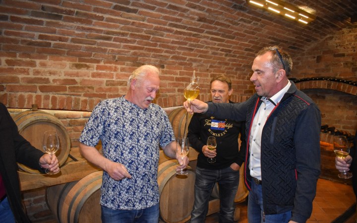 Darázsvin borkóstoló borvacsorával a peredi borozóban galéria kép
