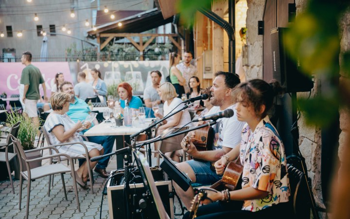 Ostoros borkóstoló a Szépasszony-völgy Borzbárjában