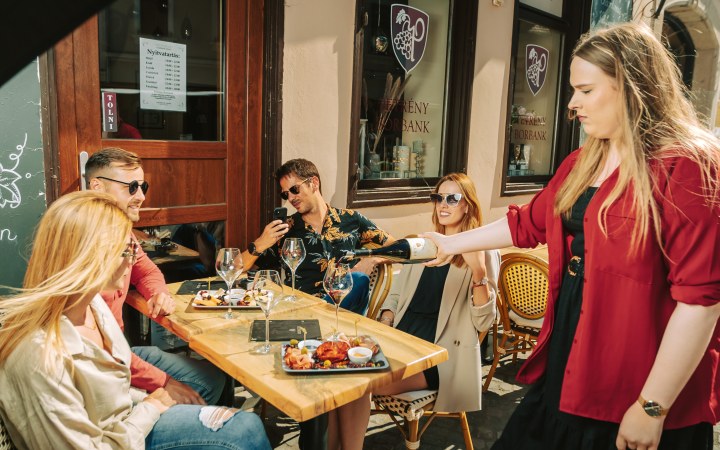 Petrény wine tasting with a basic wine selection in downtown Eger